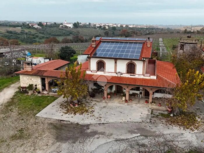 Casa con 8 locali in vendita in Villa San Nicola, Ortona