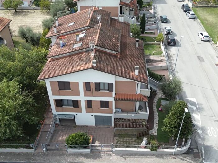 Casa con 10 locali in vendita in Castelbellino