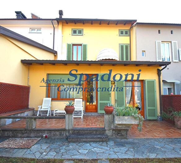 Casa con 8 locali in vendita in Lamporecchio