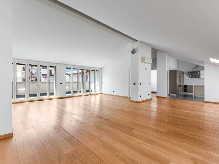 Casa quadrilocale in affitto in Via Giulio Uberti, Indipendenza, Milano