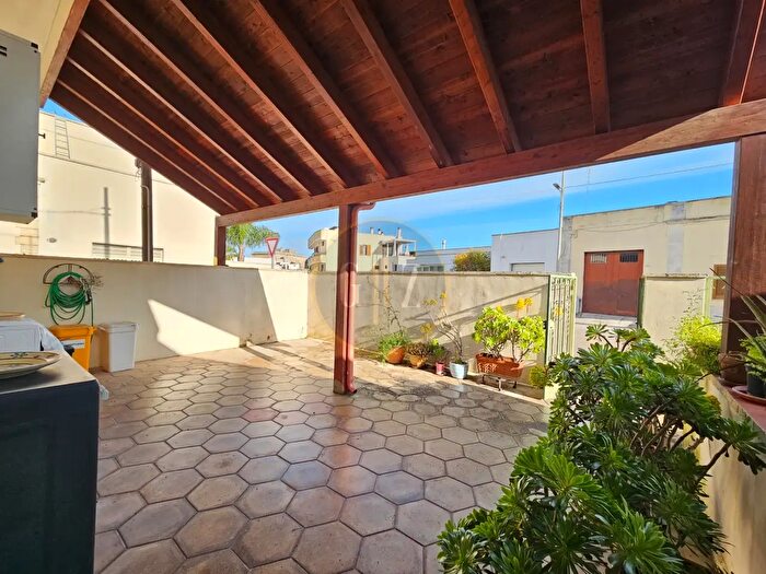 Casa quadrilocale in vendita in Via Edmondo De Amicis, Carpignano Salentino