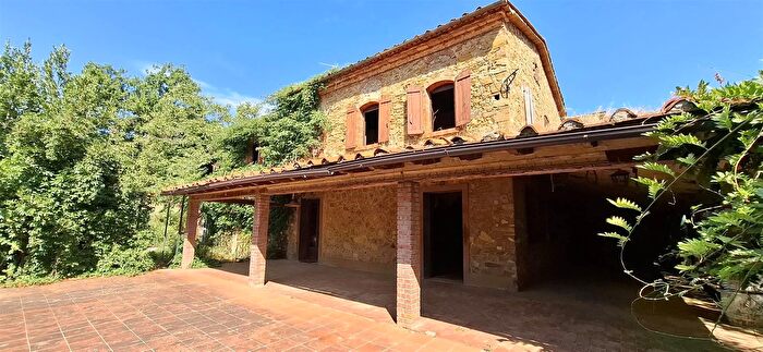 Casa con 9 locali in vendita in Quarrata