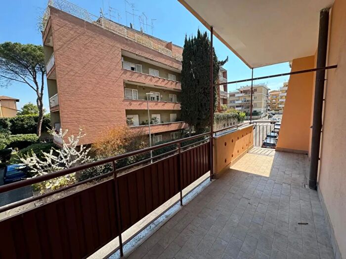 Appartamento trilocale in vendita in Via Ermenegildo Pistelli, Roma