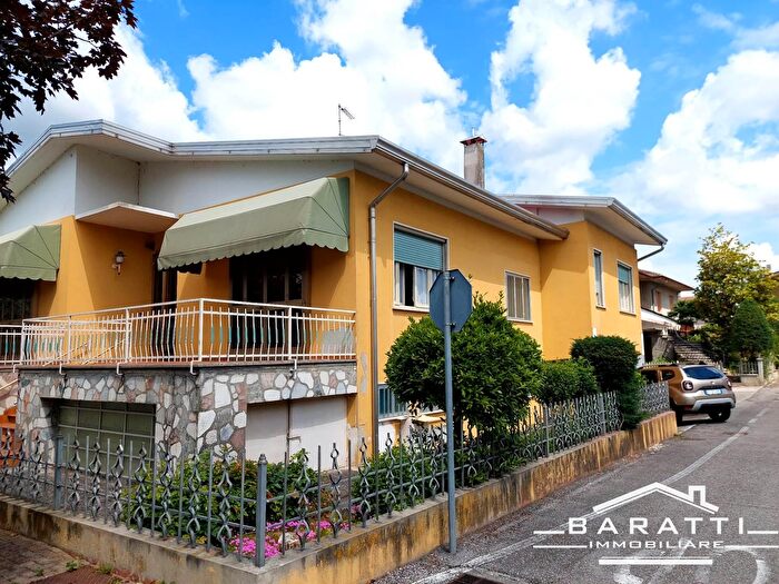 Casa con 5 locali in vendita in Schivenoglia