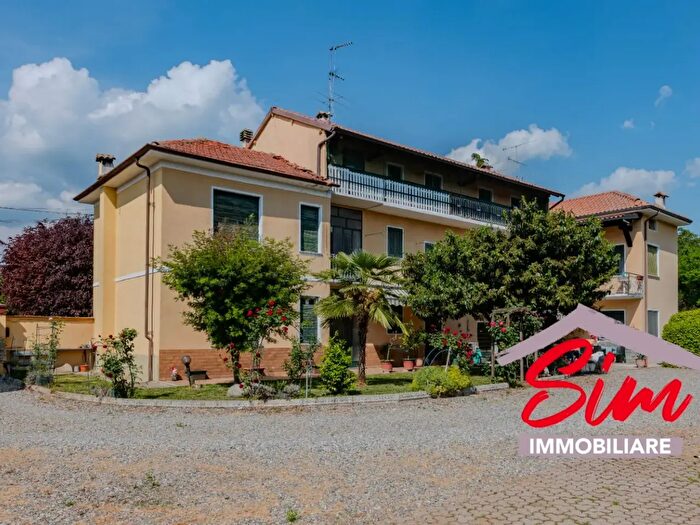 Casa con 8 locali in vendita in Via Bogogno Snc, Suno