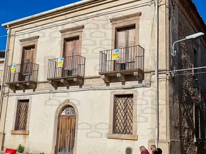 Casa con 12 locali in vendita in Montalbano Elicona
