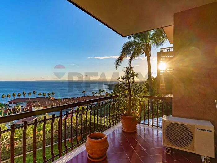 Casa con 11 locali in vendita in Aci Castello