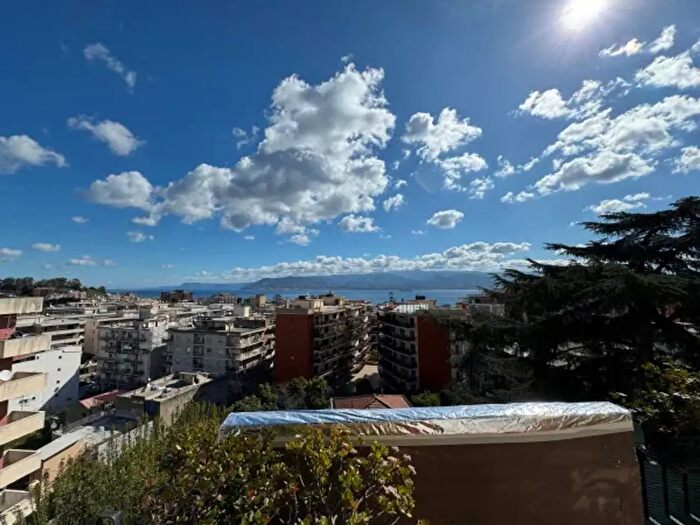 Appartamento con 6 locali in vendita in Viale Regina Margherita, Messina