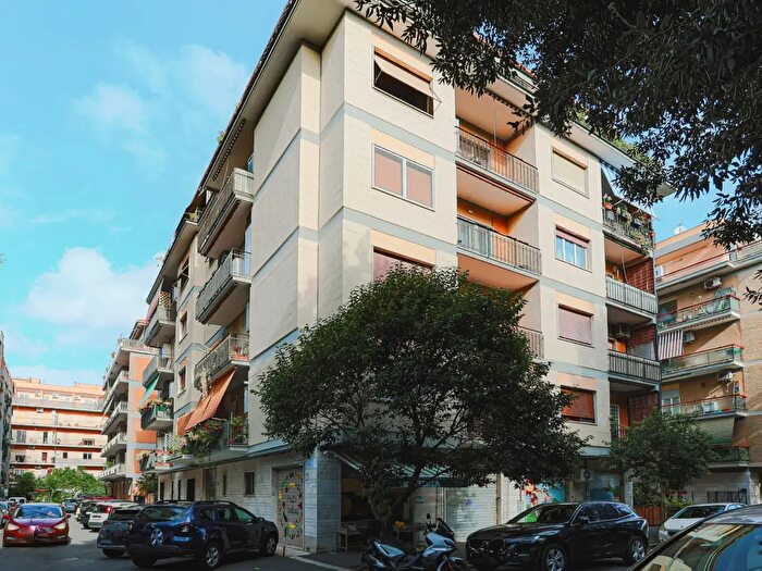 Appartamento trilocale in vendita in Via Capo Spartivento, Roma