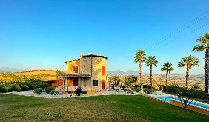 Casa con 9 locali in vendita in Morro D'Oro