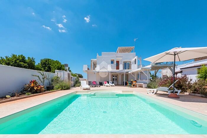 Casa con 9 locali in vendita in Via Torre Suda, Racale