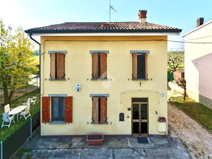 Casa con 5 locali in vendita in Via Villasuperiore, Luzzara