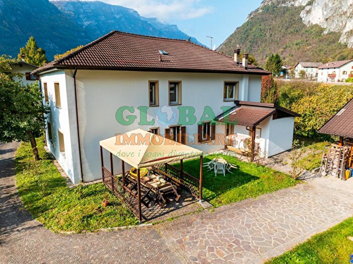 Casa con 8 locali in vendita in Grigno