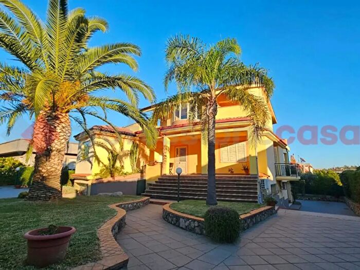 Casa con 10 locali in vendita in Via Giuseppe di Vittorio, Montepaone