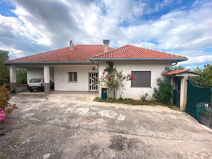 Casa con 12 locali in vendita in Atina