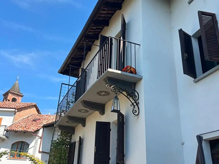 Casa con 8 locali in vendita in Govone