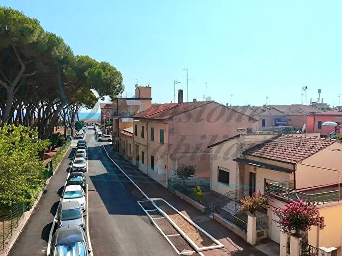 Casa con 6 locali in vendita in Via Lucca, Follonica
