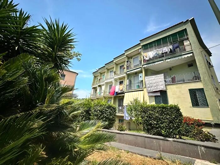 Appartamento con 5 locali in vendita in Via Terenzio, Napoli