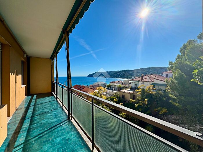 Appartamento trilocale in vendita in Via Costantino, Spotorno