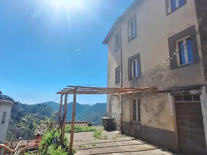 Casa con 6 locali in vendita in Pescaglia