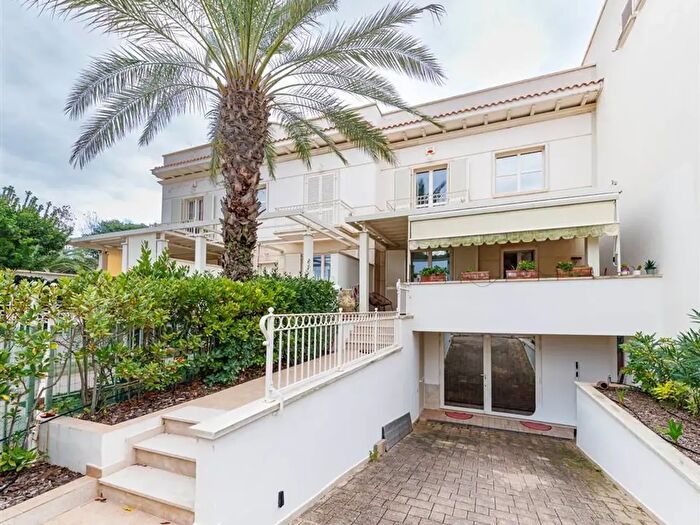 Casa con 7 locali in vendita in Livorno