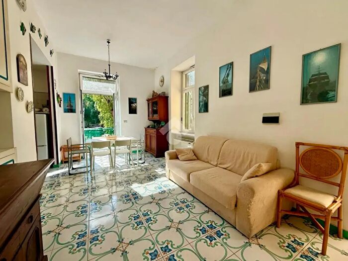 Appartamento trilocale in vendita in Via Osservatorio, Ischia