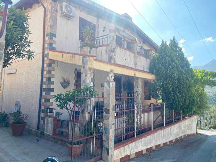 Appartamento quadrilocale in affitto in Via Cavallacci, Olio di Lino, Palermo