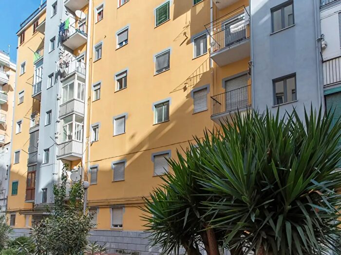 Appartamento con 5 locali in vendita in Via Carlo De Marco, Napoli