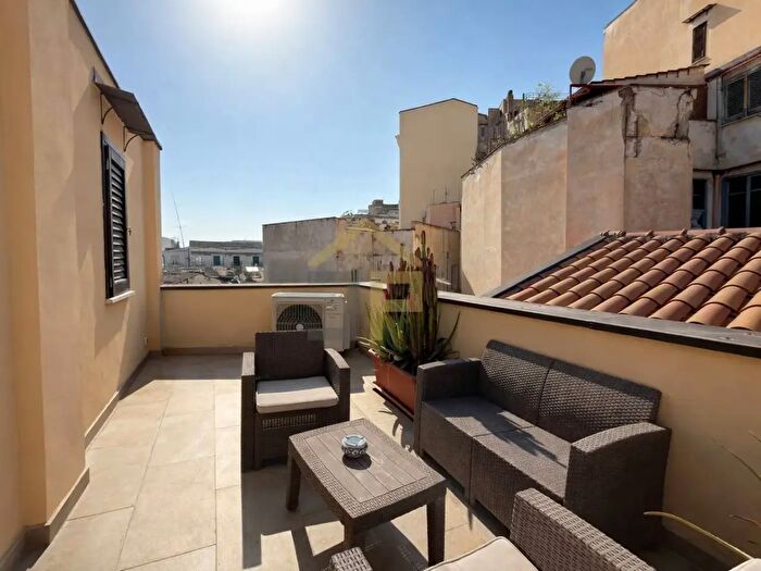 Appartamento con 8 locali in vendita in Piazza Teatro Santa Cecilia, Palermo