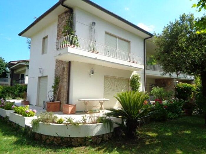 Casa con 6 locali in affitto in Forte Dei Marmi