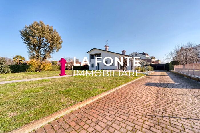 Casa con 8 locali in vendita in Via Venezia, Vigonza