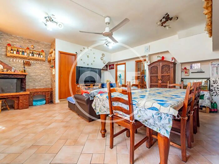 Casa quadrilocale in vendita in Via dei Grifi, Roma