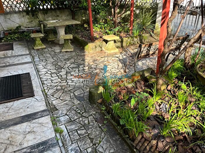 Casa con 12 locali in vendita in Massa