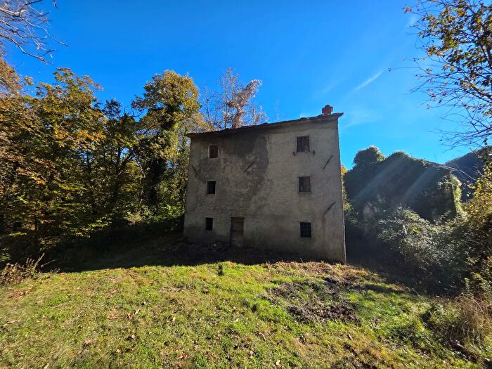 Casa quadrilocale in vendita in Castagnola, Vagli Sotto