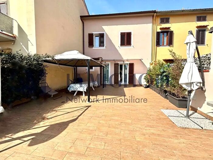 Casa con 7 locali in vendita in Via Arcivescovo Limberti, Prato