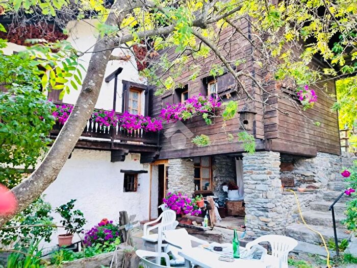 Casa con 10 locali in vendita in Rue Du Grand Saint Bernard, Saint Oyen