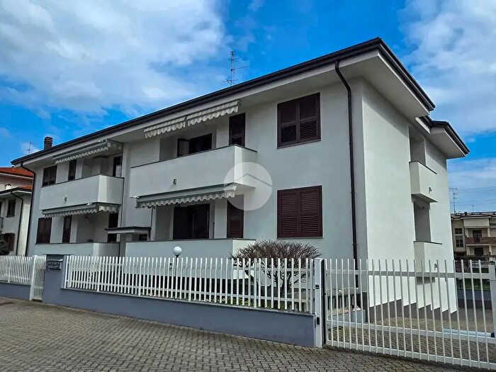 Appartamento quadrilocale in vendita in Via Monte Nero, Garbagnate Milanese