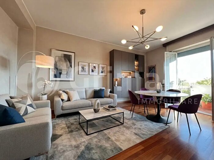 Appartamento trilocale in vendita in Viale Ungheria, Milano
