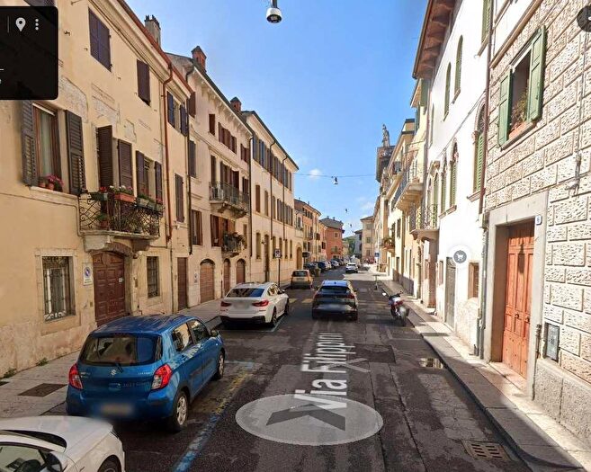 Appartamento trilocale in affitto in Via Filippini, Verona