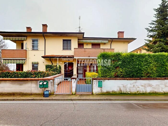 Appartamento quadrilocale in vendita in Via Germania Eremo, Curtatone