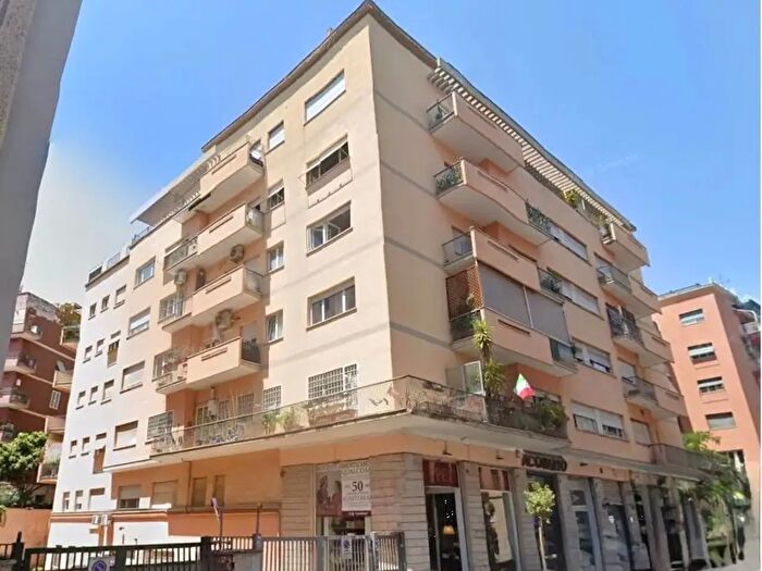 Appartamento trilocale in vendita in Via Ugo De Carolis, Roma