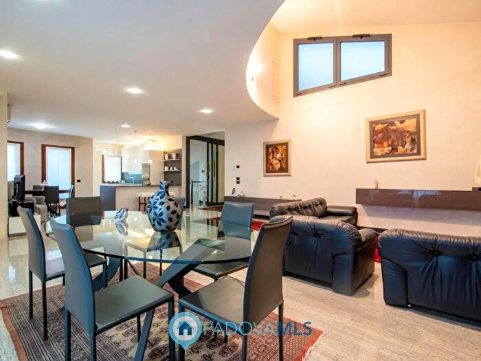 Casa con 9 locali in vendita in Via Gabriele d'Annunzio, Due Carrare