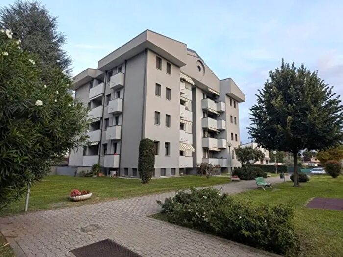 Appartamento trilocale in vendita in Via Aprile, Carugate