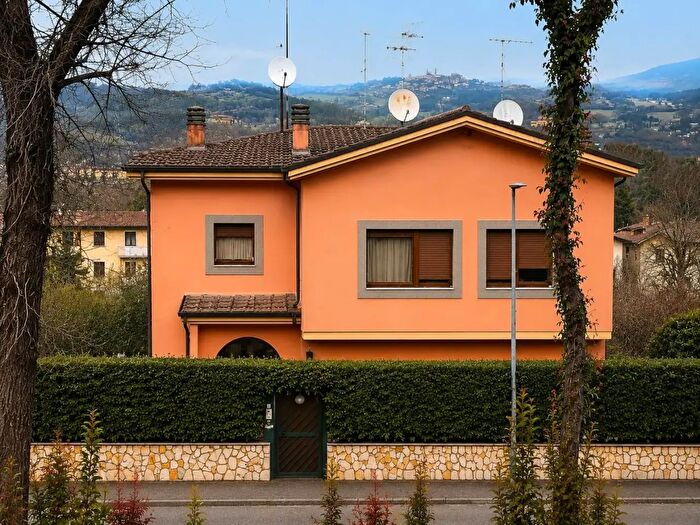 Casa con 6 locali in vendita in Via Roberto Ruffilli, Poggio Mirteto
