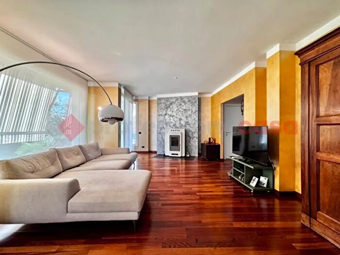 Casa con 8 locali in vendita in Via Cesare Pavese, Varallo Pombia