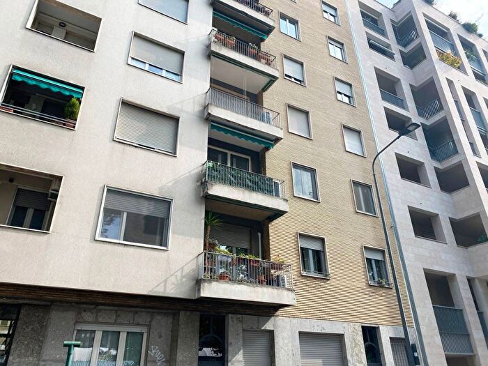 Appartamento trilocale in affitto in Cenisio, Milano