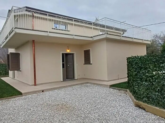 Casa con 6 locali in vendita in Massa