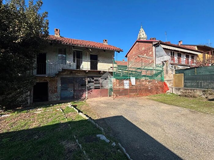 Casa con 8 locali in vendita in Vicolo Bombarra, Santena