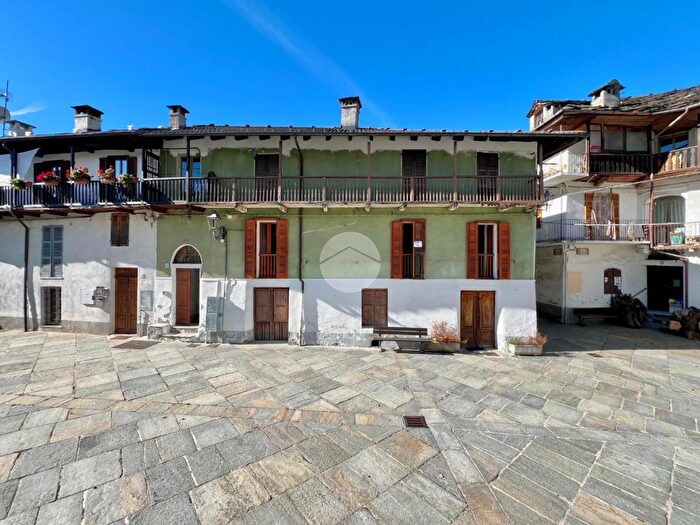 Appartamento trilocale in vendita in Piazza Luigi Cibrario, Viu