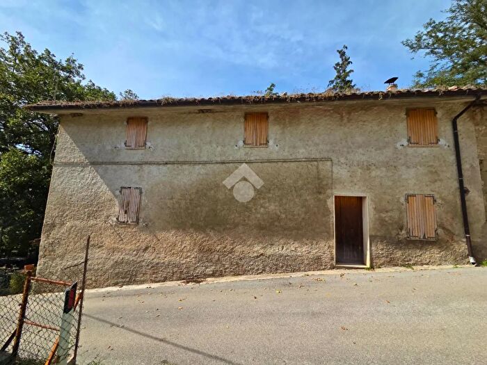 Casa quadrilocale in vendita in Via Capo Il Colle Roccafluvione, Roccafluvione